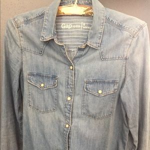Gap denim button down. Excellent condition.